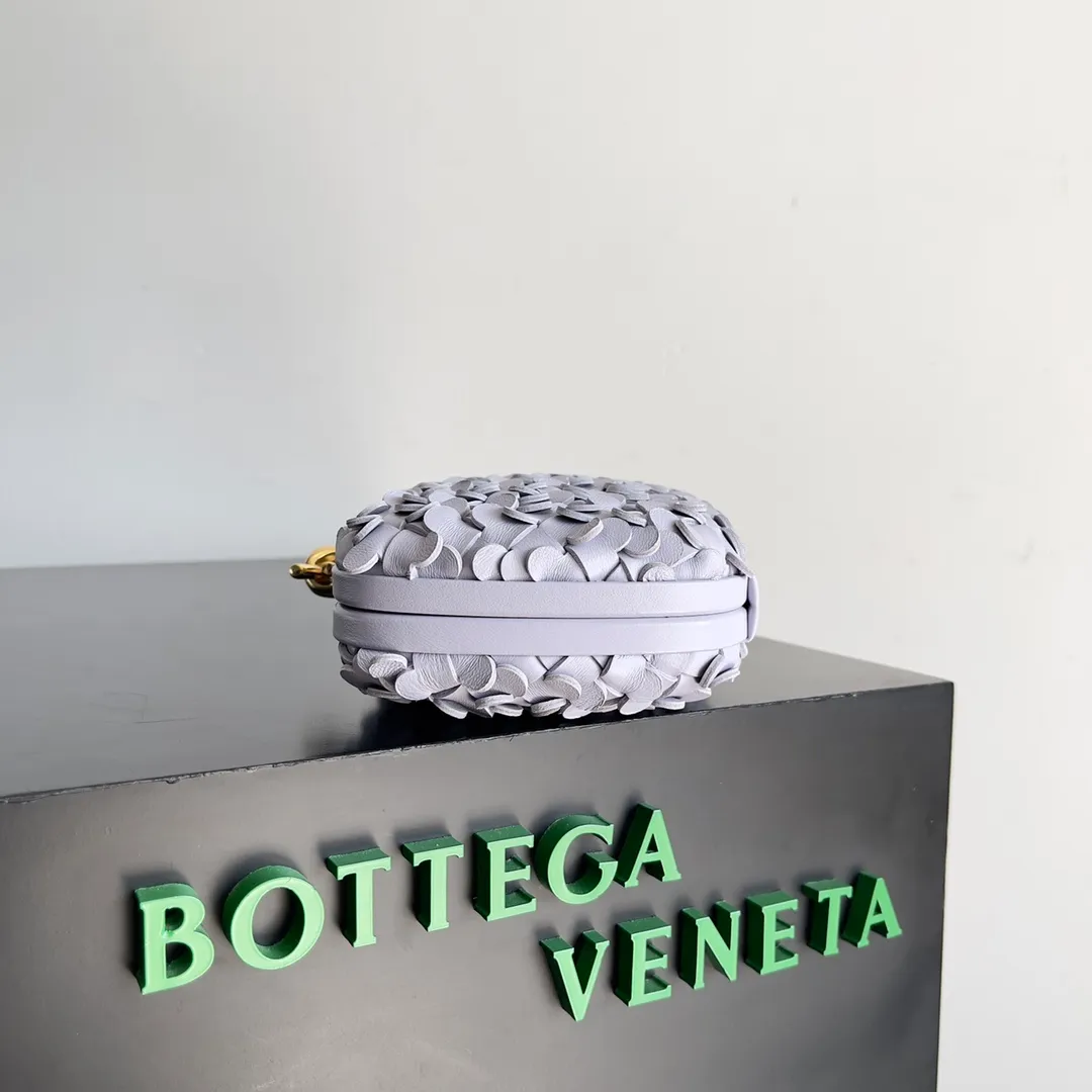 Batch 2060 Bottega Veneta 24 spring fashionable petal woven evening bag. No logo, no matter how shiny, this evening bag has gorgeous colors and eye-catching colors, and the forging of petal craftsmanship reveals the prosperity of spring. Original leather ➕ stainless steel hardware ➕ 24k real gold plating ➕ all handmade. Anyone who knows the history of our brand should have heard that the knot is a story of Bottega Veneta, and it is also one of the more important perfectly designed styles. Style number: 717622 Size: 20.5*6*12.5